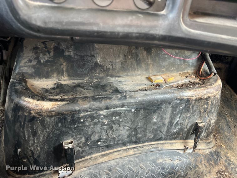 image for item LU9950 2004 GMC C8500 flatbed truck