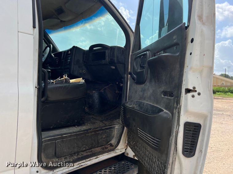 image for item LU9950 2004 GMC C8500 flatbed truck