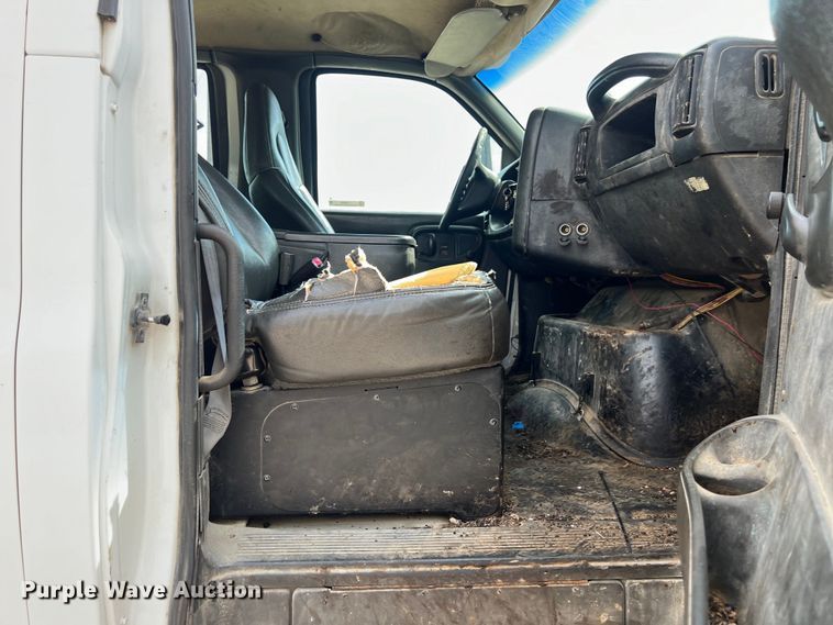 image for item LU9950 2004 GMC C8500 flatbed truck