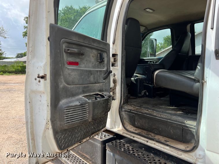 image for item LU9950 2004 GMC C8500 flatbed truck