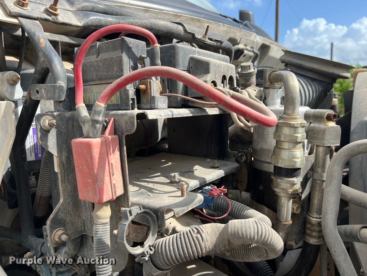 image for item LU9950 2004 GMC C8500 flatbed truck