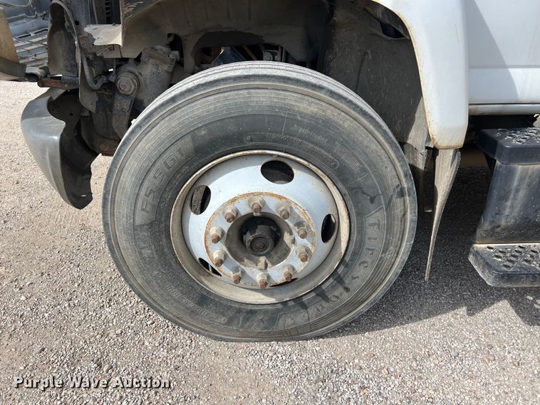 image for item LU9950 2004 GMC C8500 flatbed truck