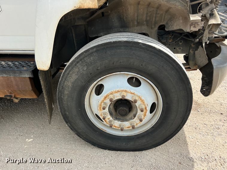 image for item LU9950 2004 GMC C8500 flatbed truck