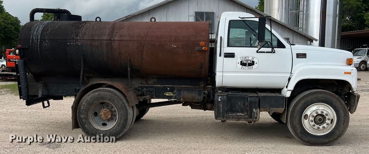 image for item LU9951 2002 GMC C8500 oil distributor truck