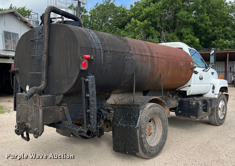 image for item LU9951 2002 GMC C8500 oil distributor truck