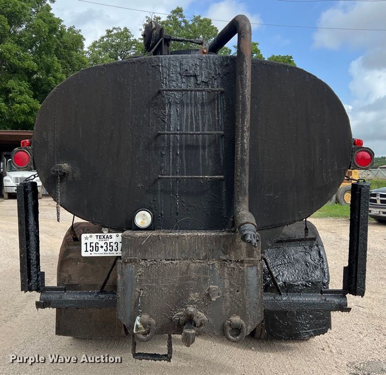 image for item LU9951 2002 GMC C8500 oil distributor truck