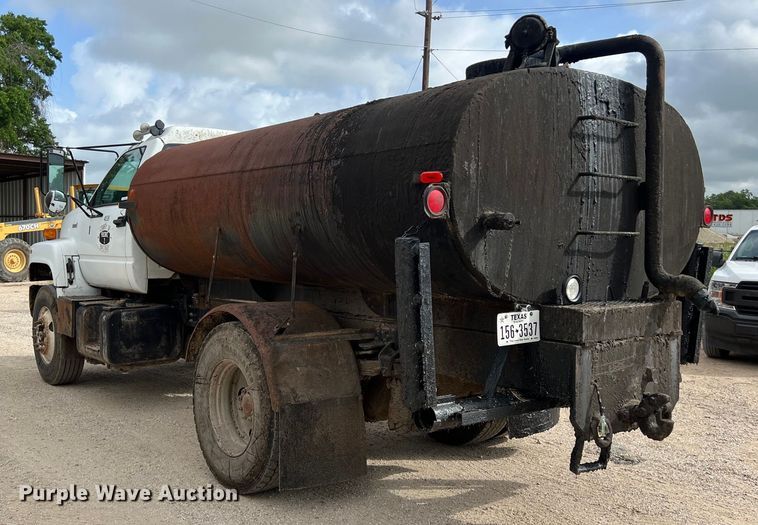 image for item LU9951 2002 GMC C8500 oil distributor truck