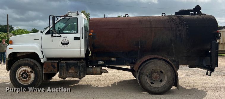 image for item LU9951 2002 GMC C8500 oil distributor truck