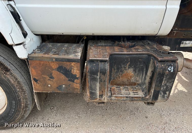 image for item LU9951 2002 GMC C8500 oil distributor truck