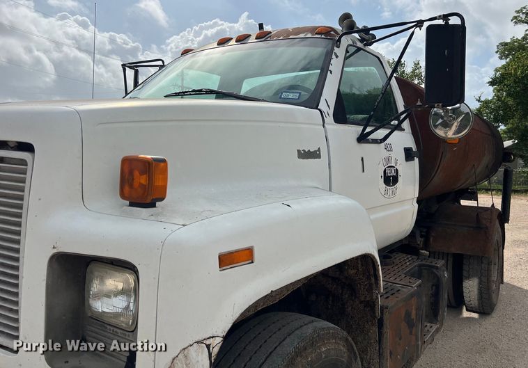 image for item LU9951 2002 GMC C8500 oil distributor truck