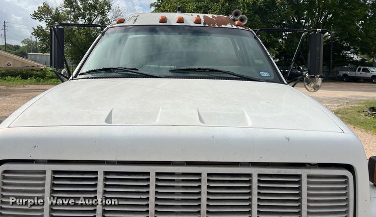 image for item LU9951 2002 GMC C8500 oil distributor truck