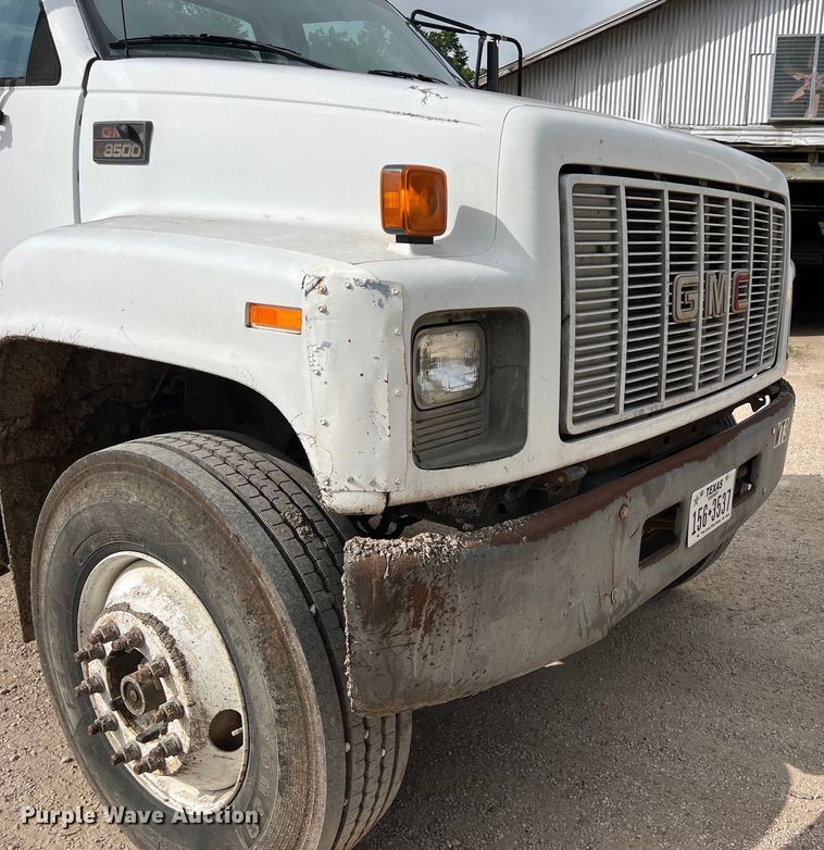 image for item LU9951 2002 GMC C8500 oil distributor truck