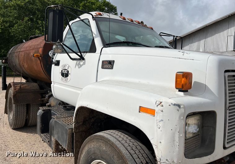 image for item LU9951 2002 GMC C8500 oil distributor truck