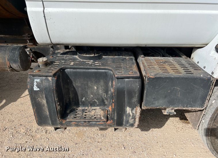 image for item LU9951 2002 GMC C8500 oil distributor truck