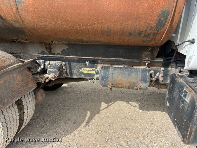 image for item LU9951 2002 GMC C8500 oil distributor truck