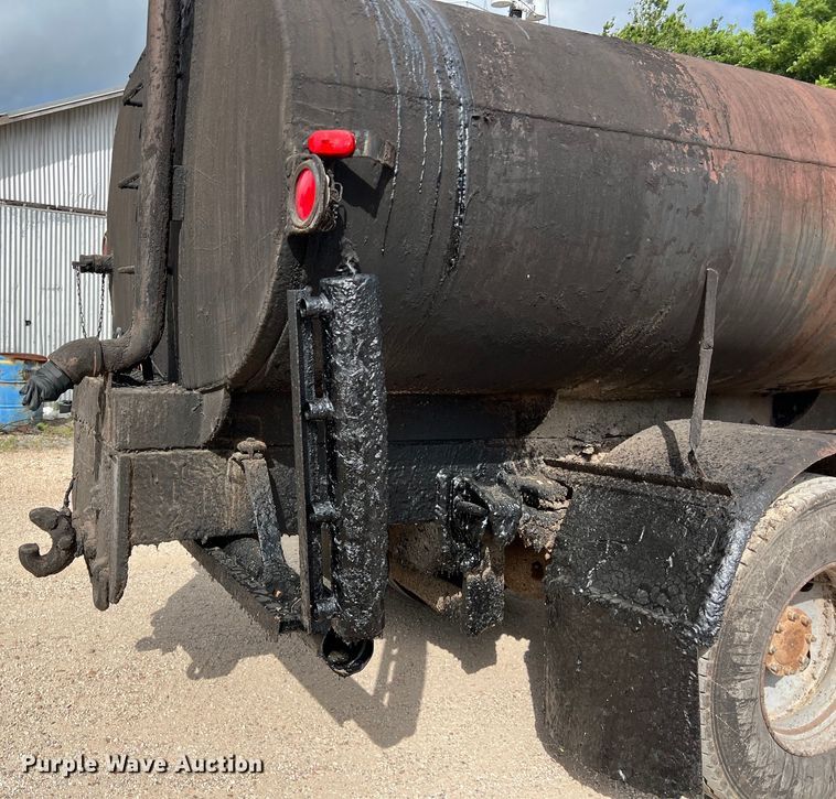 image for item LU9951 2002 GMC C8500 oil distributor truck