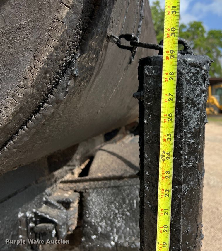 image for item LU9951 2002 GMC C8500 oil distributor truck