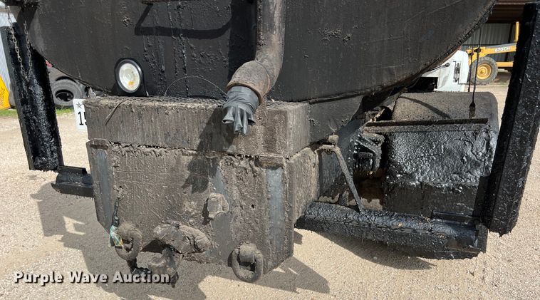 image for item LU9951 2002 GMC C8500 oil distributor truck