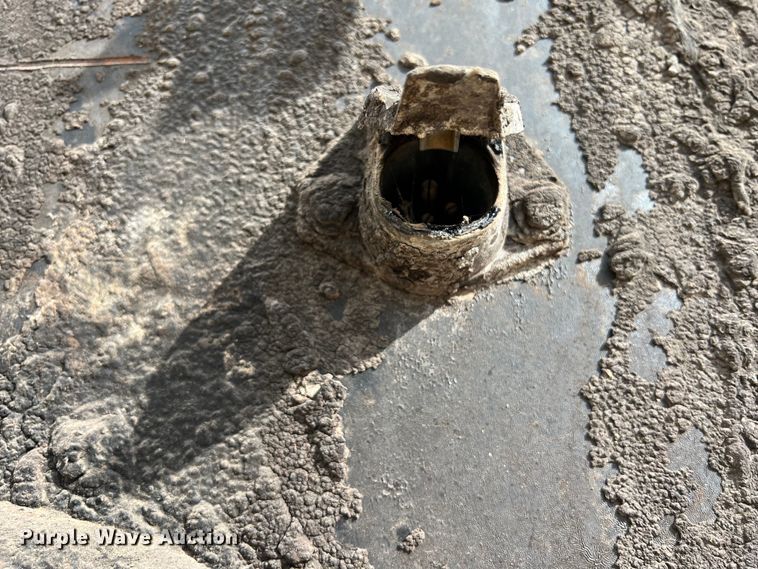 image for item LU9951 2002 GMC C8500 oil distributor truck