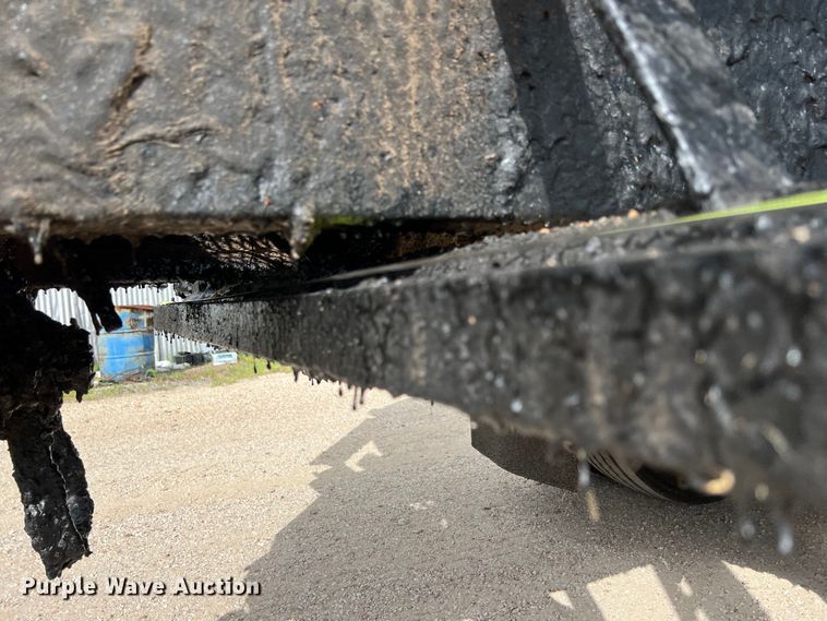 image for item LU9951 2002 GMC C8500 oil distributor truck