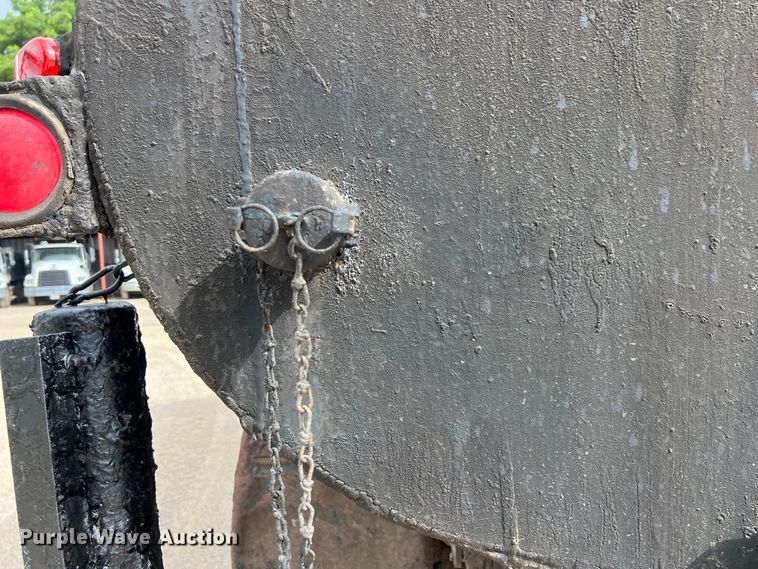 image for item LU9951 2002 GMC C8500 oil distributor truck