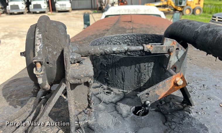 image for item LU9951 2002 GMC C8500 oil distributor truck