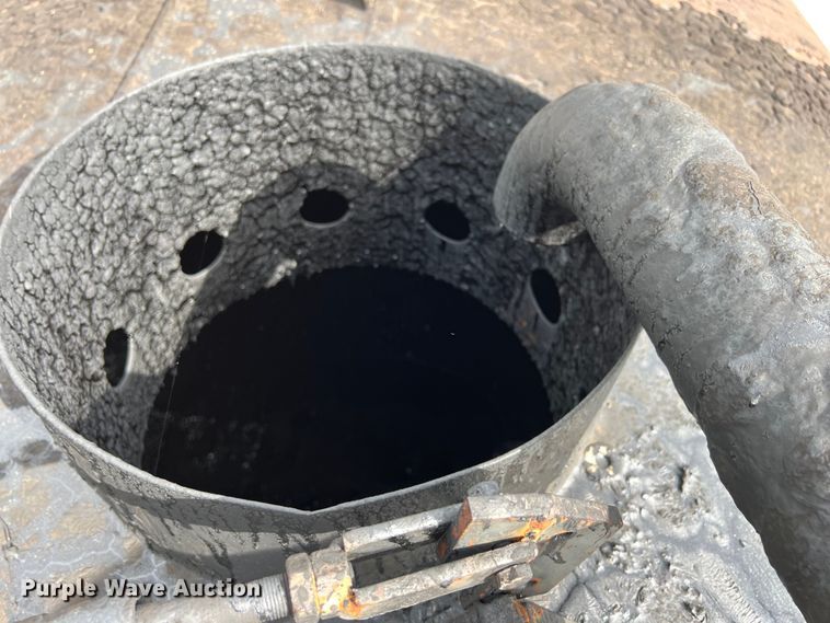 image for item LU9951 2002 GMC C8500 oil distributor truck