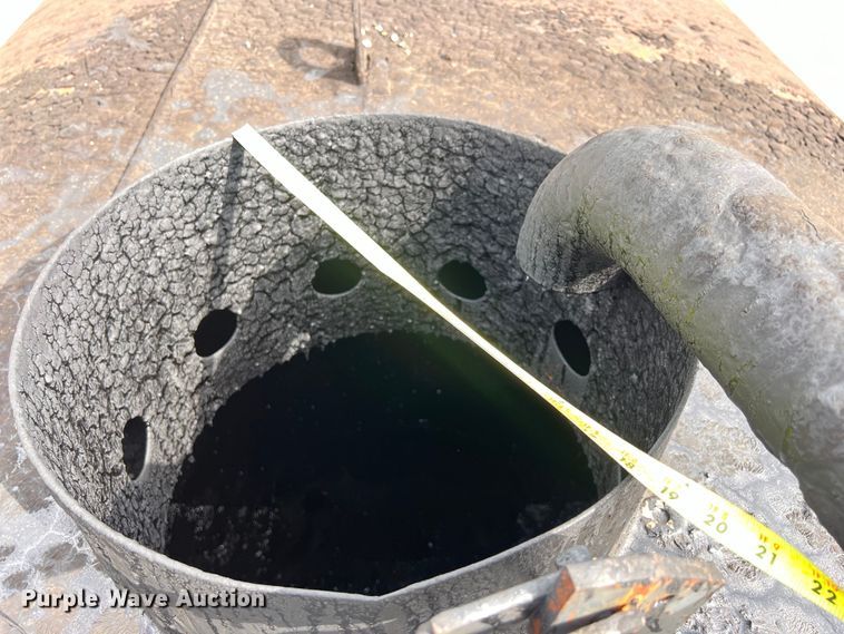 image for item LU9951 2002 GMC C8500 oil distributor truck