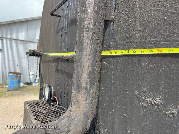 image for item LU9951 2002 GMC C8500 oil distributor truck