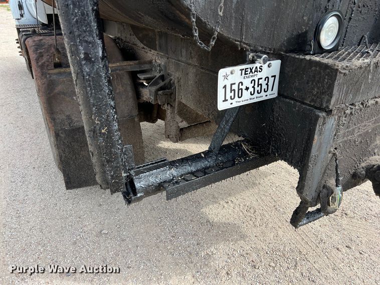 image for item LU9951 2002 GMC C8500 oil distributor truck