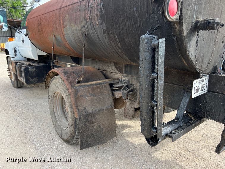 image for item LU9951 2002 GMC C8500 oil distributor truck