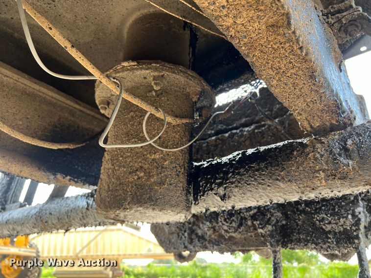 image for item LU9951 2002 GMC C8500 oil distributor truck