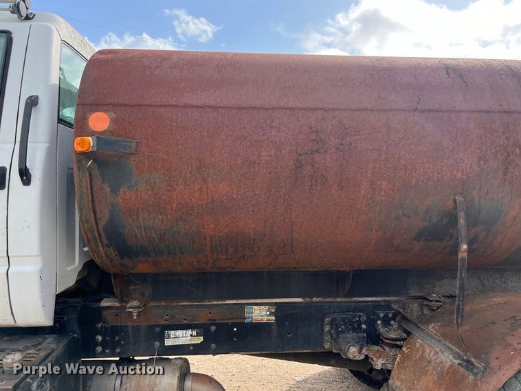 image for item LU9951 2002 GMC C8500 oil distributor truck