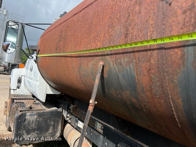 image for item LU9951 2002 GMC C8500 oil distributor truck