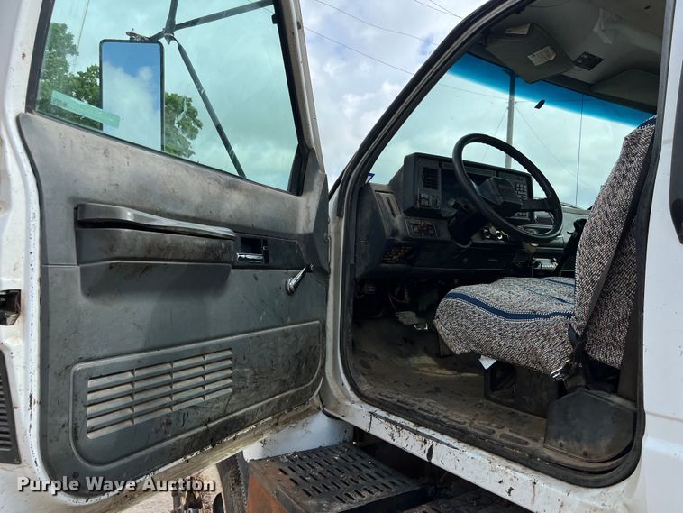 image for item LU9951 2002 GMC C8500 oil distributor truck