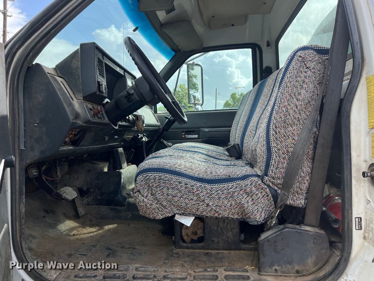 image for item LU9951 2002 GMC C8500 oil distributor truck