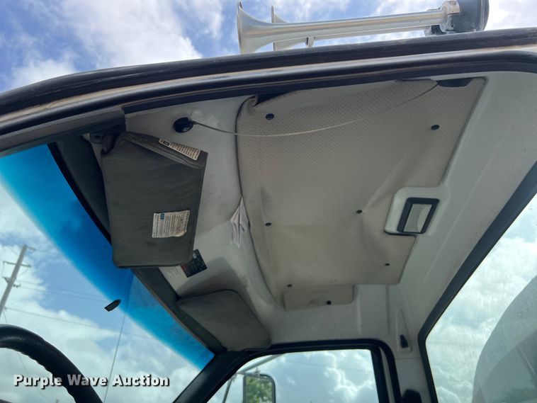 image for item LU9951 2002 GMC C8500 oil distributor truck