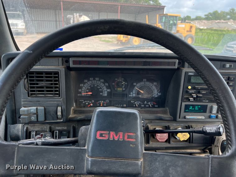 image for item LU9951 2002 GMC C8500 oil distributor truck