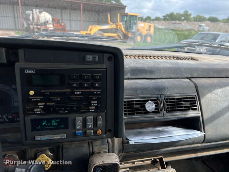 image for item LU9951 2002 GMC C8500 oil distributor truck