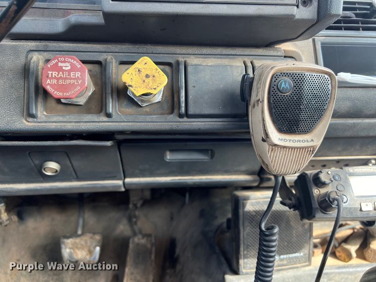 image for item LU9951 2002 GMC C8500 oil distributor truck