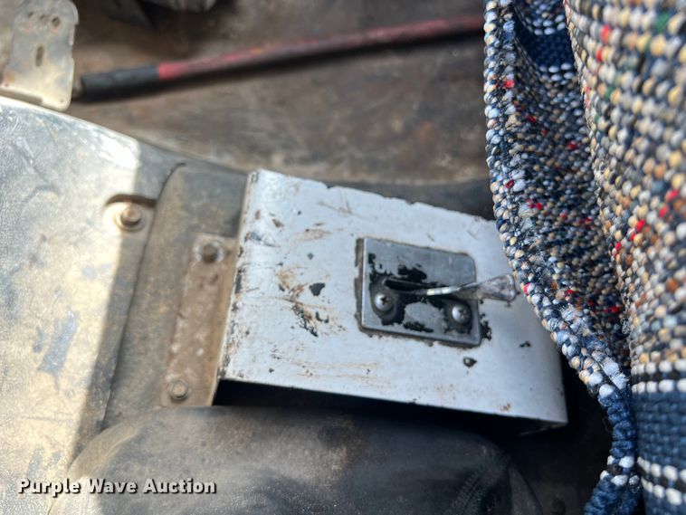 image for item LU9951 2002 GMC C8500 oil distributor truck