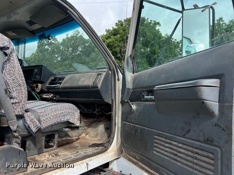 image for item LU9951 2002 GMC C8500 oil distributor truck