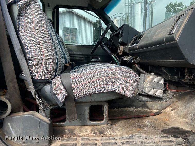 image for item LU9951 2002 GMC C8500 oil distributor truck