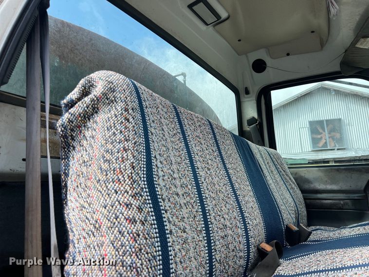 image for item LU9951 2002 GMC C8500 oil distributor truck