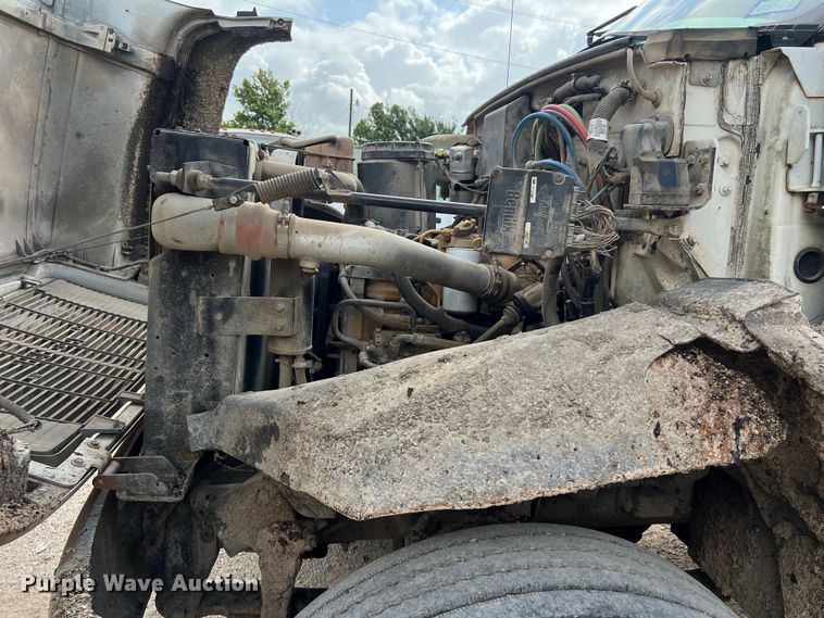 image for item LU9951 2002 GMC C8500 oil distributor truck