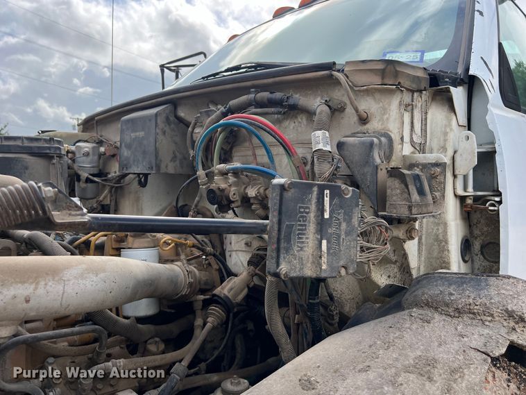 image for item LU9951 2002 GMC C8500 oil distributor truck