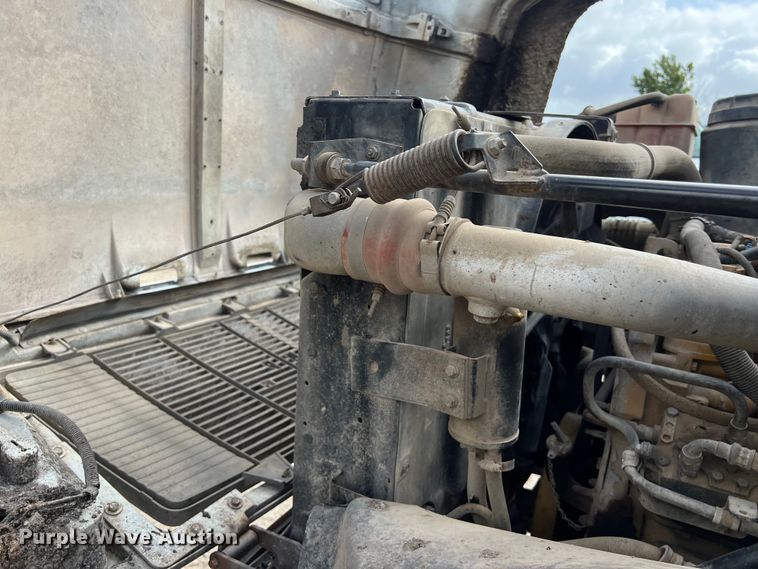 image for item LU9951 2002 GMC C8500 oil distributor truck