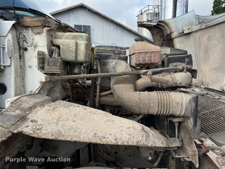 image for item LU9951 2002 GMC C8500 oil distributor truck