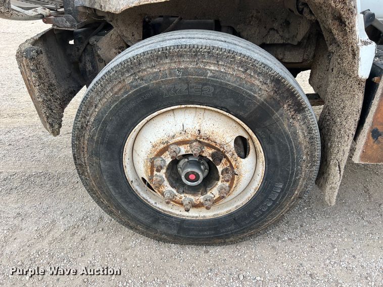 image for item LU9951 2002 GMC C8500 oil distributor truck