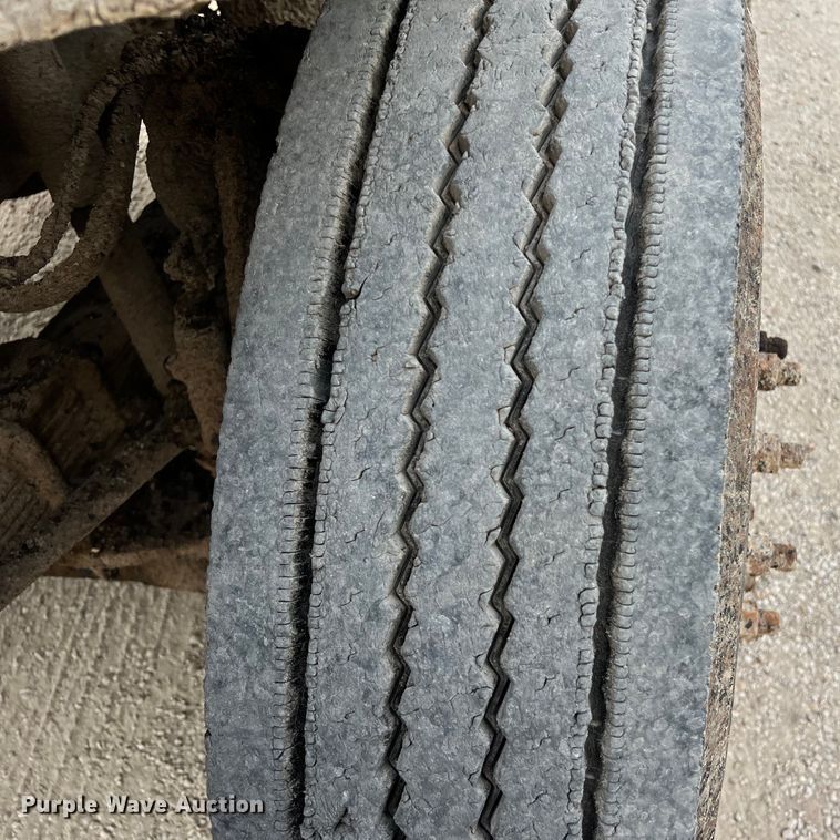 image for item LU9951 2002 GMC C8500 oil distributor truck